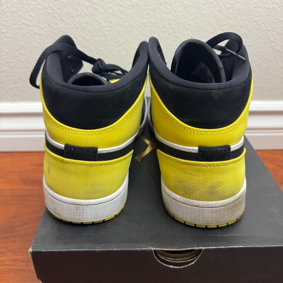 Jordan 1 Mid Yellow Toe Black Size 10.5 - Picture 4 of 8